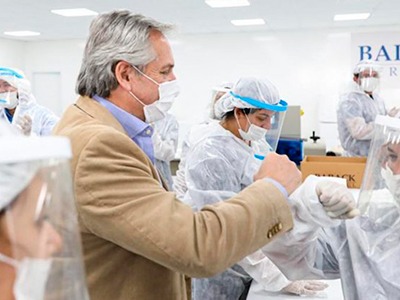 Alberto Fernández visitó una empresa automotriz